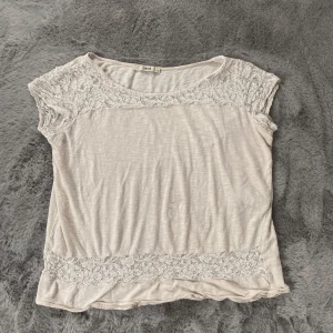 Beige T-shirt med spetts - Säljer min Beige tröja med spetts uppe och nere❤️