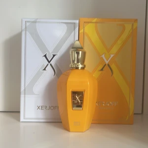 Erba Gold parfym från Xerjoff - Lyxig parfymflaska från Xerjoff färg med gulddetaljer och elegant svart etikett. Flaskan har en unik, facetterad form och levereras i en exklusiv ask. Doften är känd för sina fräscha och orientaliska noter. Pris går att diskutera.