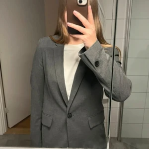 Grå kavaj  - Grå kavaj från H&M, super fin i skick, inga defekter 