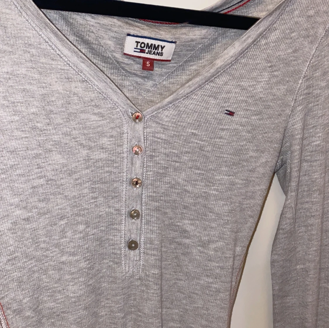 Grå långärmad topp från Tommy Jeans - 1