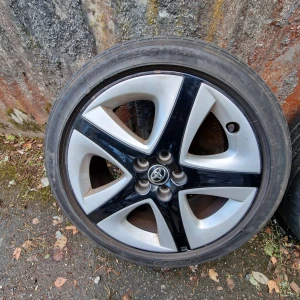 Toyota prius däck 2016 4 st - Jag säger Toyota prius däck 2016 4 st 17-tums men dålig däck men det kan bara bytas .