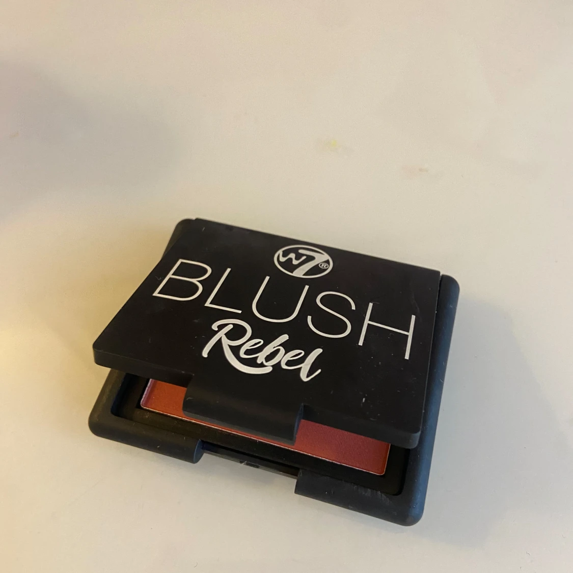 W7 Blush Rebel rouge - 2