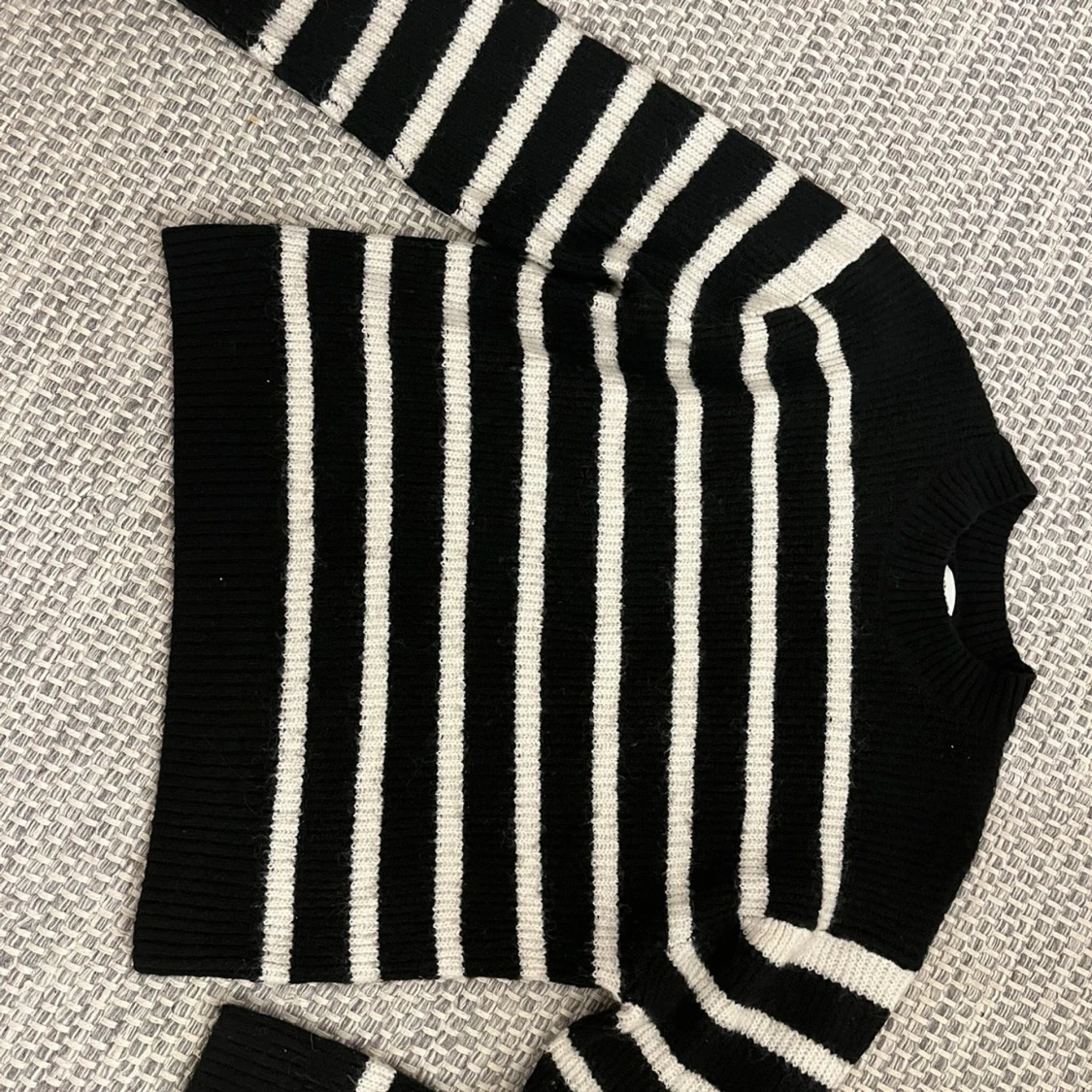 Svart och vit randig stickad tröja från H&M