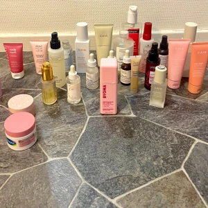 Stort kit med hår och hudvård från CAIA, BYOMA, The Ordinary m.fl. - Säljer ett stort kit med hår och hudvård, bl.a. CAIA maria åkerberg, , cetaphil, neutrogena, ordinary , , BYOMA,  toner, ida warg osv. Perfekt för dig som vill testa olika märken och produkter. Går att köpa som ett helt paket alternativt 1 produkt, alla produkter innehåller olika mkt produkt så om du undrar får du fråga. Ge förslag på pris!!säljer ut billigt 🌸🌸OBS PRISET DISKUTERAS INFÖR VARJE VARA! 20 kr är inte priset för hela paketet! 