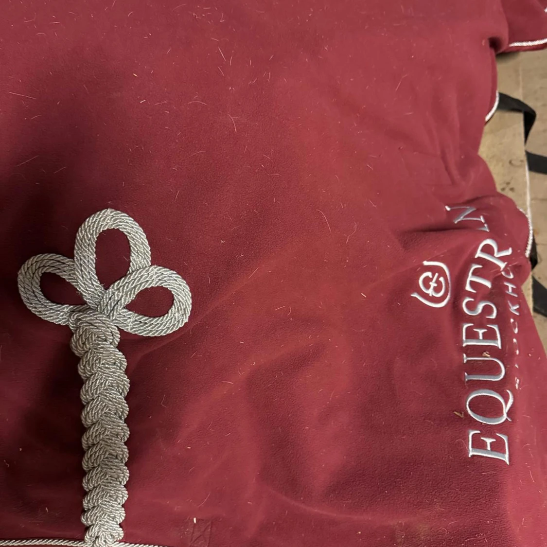 Vinrött fleece täcke från Equestrian Stockholm - 3