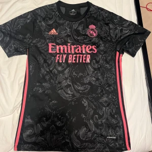 Real Madrid t shirt  - Sällsynt real Madrid tröja helt fel fri , tveka inte på ställa frågor.