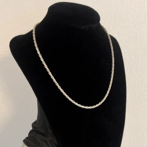 Cordell Halsband Äkta 925 Silver - Diamantslipad cordellhalsband i 925 silver, 43cm lång och 3mm bred, väger 14.2g! Sämplad och klar.