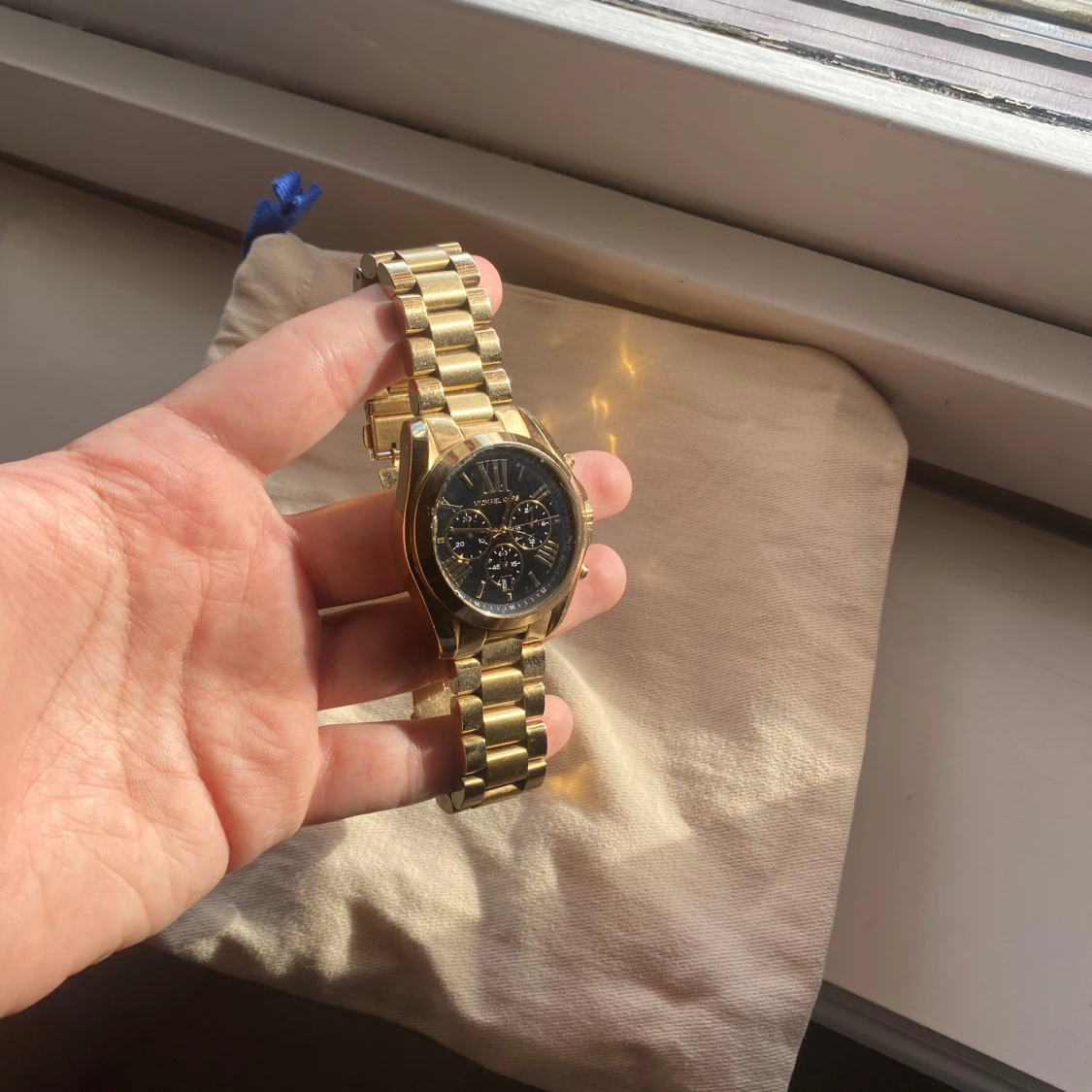 Guldfärgad klocka med blå urtavla - 1