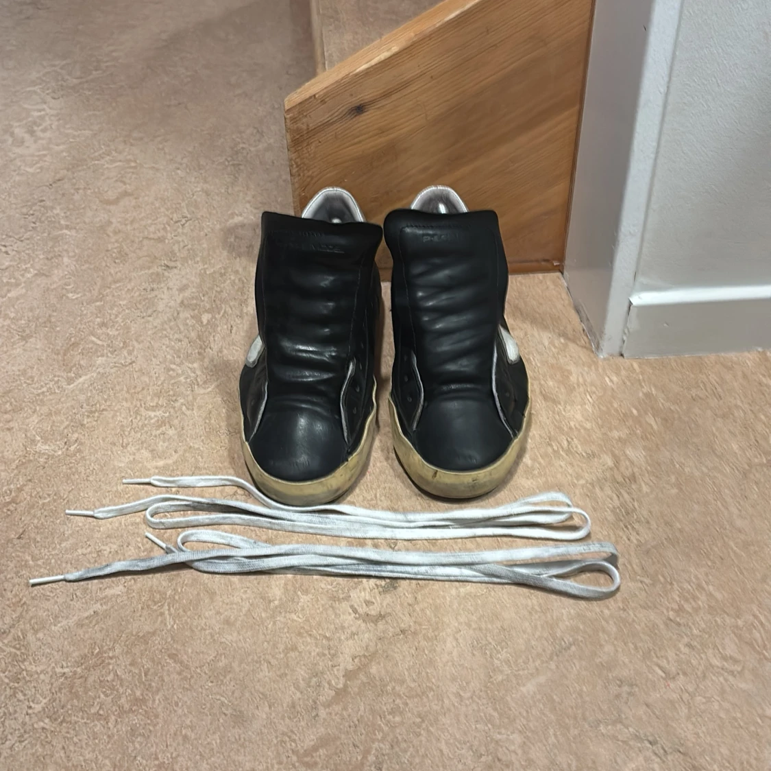 Svarta sneakers med vita detaljer