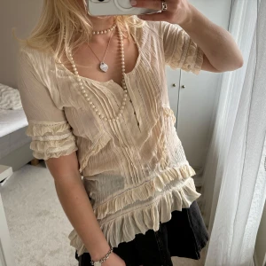 Dösnygg somrig blus - Somrig blus med volanger! Storlek L från Pepe Jeans🤍🤍❤️‍🔥❤️‍🔥
