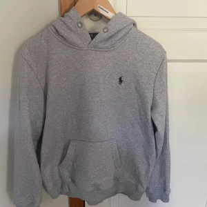 Polo Ralph Lauren hoodie strl-M - Säljer nu denna snygga gråa hoodie från Polo Ralph Lauren, hoodien har strl M och har inte använts mycket, därav så är skicket 9/10 Hoodien har inga fläckar eller liknande. Priset är diskuterbart. Hör av er om ni har några frågor. Mvh, Hjalmar.