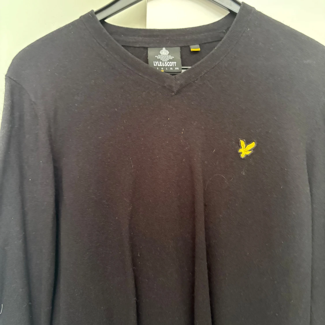 Svart v-ringad tröja från Lyle & Scott