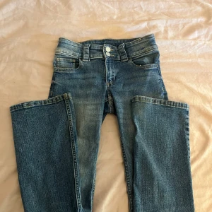 Blå bootcut jeans med fickdetaljer - Säljer ett par blåa bootcut jeans från Hm i storlek 146! De är i ett bra skick och är superfina. Pris kan diskuteras 