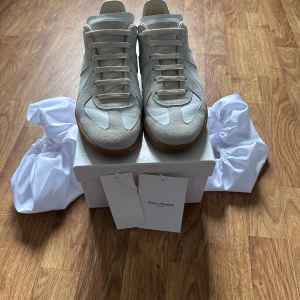 Maison Margiela Gats  - Säljer nu mina Gats då de inte används längre, de är använda några månader men väldigt sparsamt, lädret på skon har creasats lite men de gör de på alla läderskor så inget konstigt, tvättar mockat och lädret innan jag skickar dem✅ allt og ingår