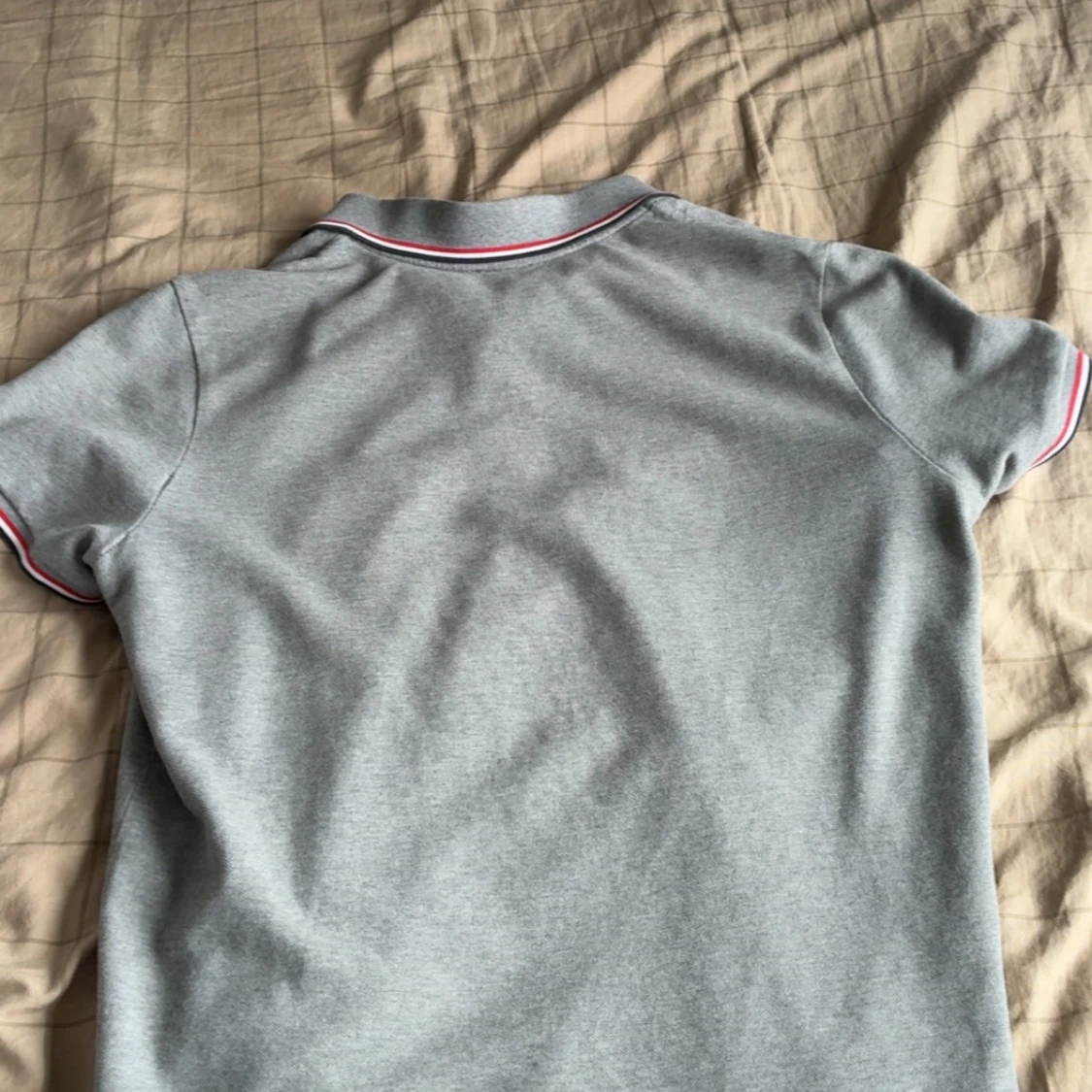 Grå pikétröja från Moncler - 1