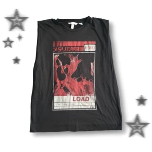 Svart Metallica ärmlös t-shirt - ☆ Ärmlös t-shirt med Metallica-tryck. Har lite vaddering I axlarna. Axelbredd 41 cm och längd 64. Har inte blivit använd och är i väldigt bra skick! ☆