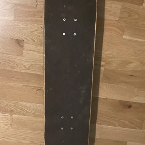 Cool Skateboard - En bok med ett färgstarkt omslag som visar en tecknad karaktär med skateboard och streetwear-stil. Perfekt för dig som gillar skatekultur, coola illustrationer och ungdomlig energi. Boken ser ut att vara riktad till unga med intresse för skate och urban livsstil.