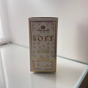 Soft parfymolja från Crown Perfumes Al rehab - Parfymolja Soft från Crown Perfumes Al rehab  i en liten glasflaska med silverfärgad skruvkork. Helt ny och oanvänd. 