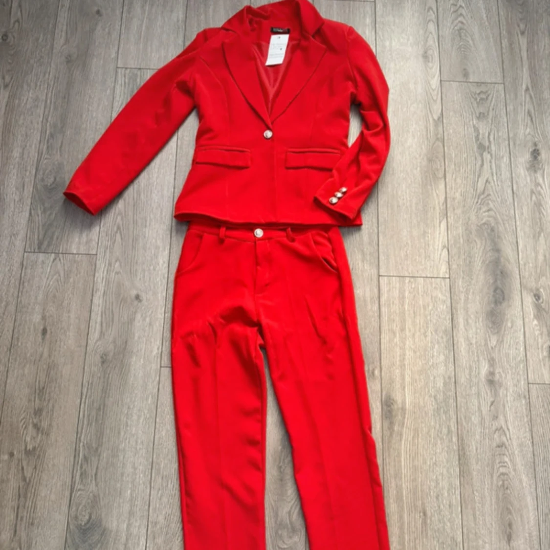 Röd kostym med kavaj och byxor från Vesper Chicy - 1