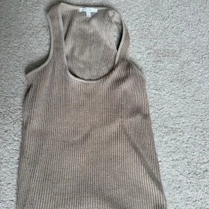 Linne Dagmar - Stickat linne från Dagmar i beige/guldgrön. 