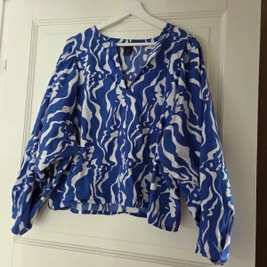 Blå vit blus  - Stl M-L