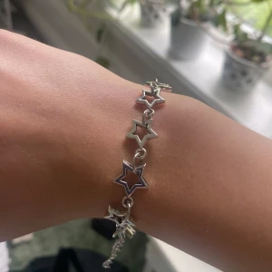 Armband med stjärnor i silverfärg - Säljer ett snyggt armband med flera stjärnformade länkar i silver. Råstfritt stål så råstar inte!💗