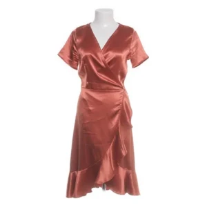 Rostfärgad omlottklänning i satin - Rostfärgad omlottklänning i satinmaterial💕