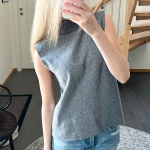 Polo topp - Säljer denna ärmlösa stickade polo topp från Zara. Aldrig använd!