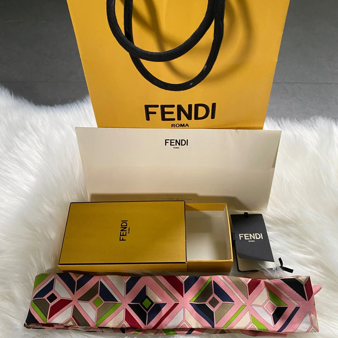 Mönstrad sidenscarf från Fendi