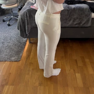 Vita lågmidjade kostymbyxor  - Säljer mina superfina vita kostymbyxor från bikbok i storlek 36. Lågmidjade och sitter så skönt på!! Använda ish 2-3 gånger 😊Kommer tyvärr inte till användning längre då jag måste rensa lite kläder :(