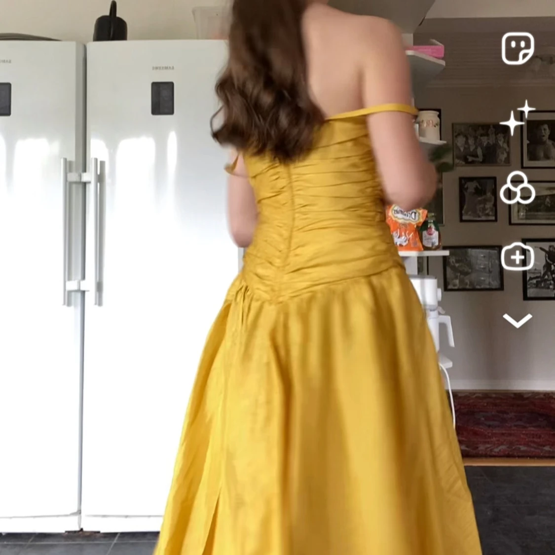 Gul långklänning med draperad överdel - 1