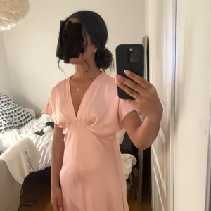 Rosa klänning Zara - Säljer en balklänning som inte kom till användning då jag inte kan returnera längre. Jättefin och i helt nytt skick! Storlek L men sitter som M/S som man kan se