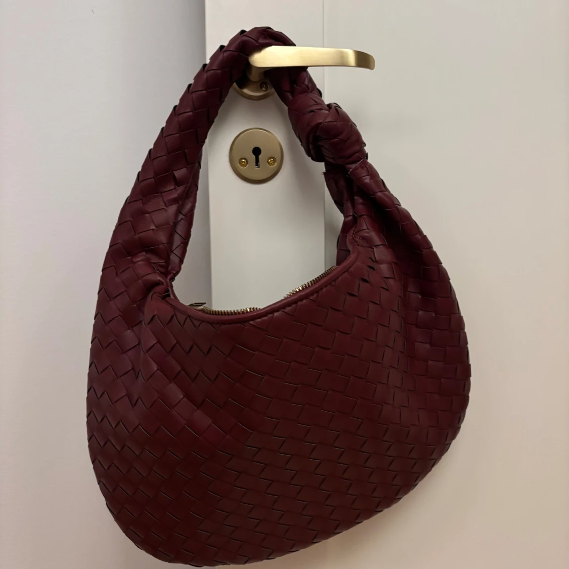 Design by si vinröd väska med knut