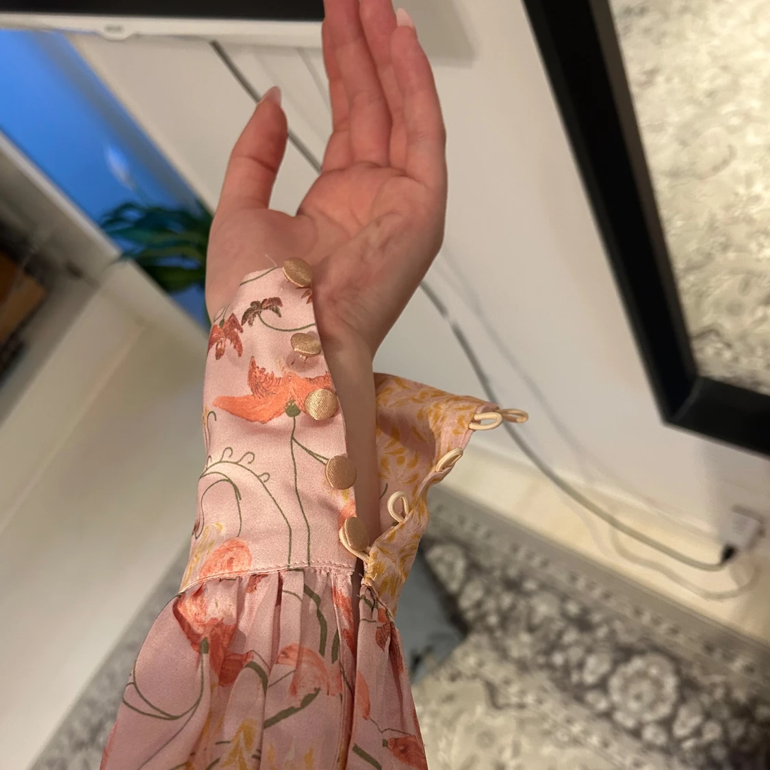 Långklänning i blommigt mönster med volang - 2