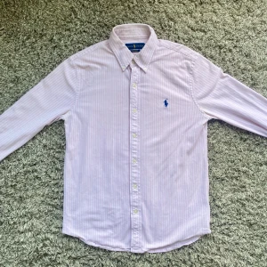 Ralph lauren skjorta - Säljer denna rikigt feta Ralph lauren skjortan⭐️Skick: 9,5/10!🙌 Storlek S : Featherweight mesh!🤝Hör gärna av er om ni har funderingar!👍