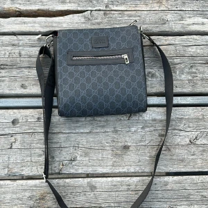 Guci Väska  - Guci väska , samma prestanda till ett oslagbart pris , är helt ny, bilden är endast för illustrationsyfte. Priset kan diskuteras 