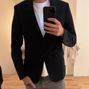 Kavaj - Denna fina Kavaj är i nyskick, size small men funkar bra för medium också. Nypris på denna pärla är 2500:- men säljer såklart för betydligt bättre pris:)