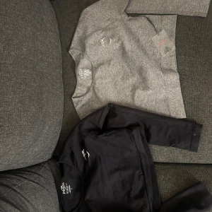 Grå och svart långärmad tröja från Peach - Två långärmade tröjor från Peach, en i grått och en i svart. Båda har rund halsringning och diskret logga på bröstet.  Stl L på den svarta o XL på gråa -50kr styck ICANIWILL tightsen stl L -250kr allt för 300kr!!