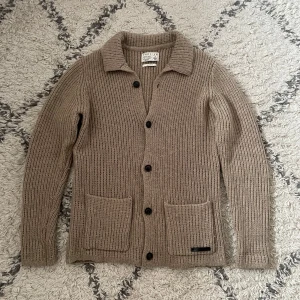 Stickad cardigan  - Säljer denna riktigt sköna stickade cardigan! | Storlek M | Skick 9/10 | Hör av dig vid frågor!