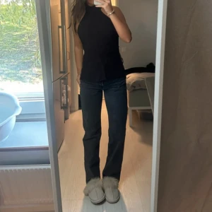 Miswaist jeans - Midwaist gråa jeans från zara, raka i modellen🤍