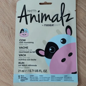 Pretty Animalz Cow Milk Nourishing Sheet Mask - Söt ansiktsmask i arkmaterial med ko-design från Pretty Animalz by masqueBAR. Innehåller mjölkextrakt som ger näring och återfuktar huden. Perfekt för dig som vill ha en rolig och återfuktande sheet mask. Pris kan disskuteras🥰 Om du vill kan du köpa fler/alla för ett rabatterat pris