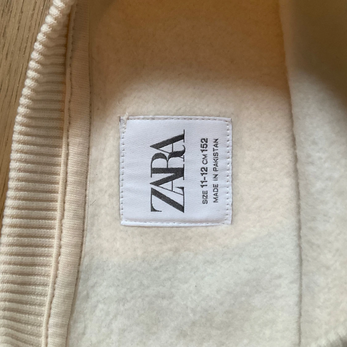 Vit sweatshirt med tryck från ZARA - 1