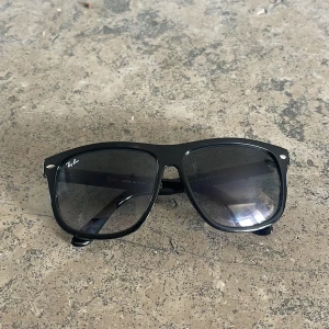 Rayban boyfriend  - Säljer min rayban boyfriend 2. Skick 10/10 inga repor osv. Har tyvärr inga äktahets bevis efter jag fick i de present. Vet tyvärr inte om de är äkta 