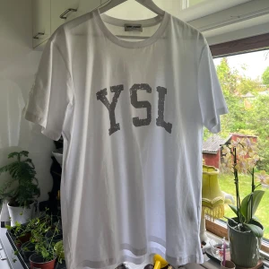 ysl tshirt - fet ysl t shirt som jag aldrig använt för den är förstor på mig, osäker på äktheten därav priset, perfa till sommaren, mvh johan