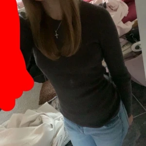 Mörkgrå stickad tröja i merinoull - Säljer en mörkgrå, tight stickad tröja i 100% merinoull från Cubus Tröjan har lång ärm och rund halsringning. Supermjuk och passar till det mesta. Storlek s men jag skulle säga xs. Köpte för några månader sen och har användit den några gånger. Skicket är bra 