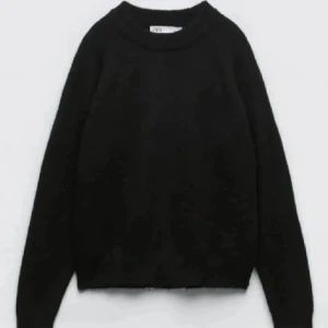 Stickad tröja - Säljer denna svarats stickade tröjan från zara i bra skick💕