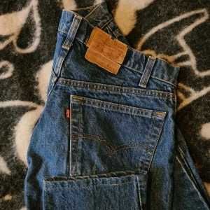 Skitsnygga Levi's blå jeans! - Skitsnygga Levi's jeans. Lappen bak lite trasig tho. 