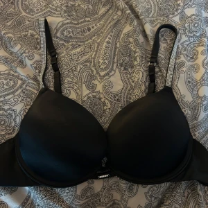 Push up bh  - Push up bh, låssnat lite längst bak på glittret på ena sidan, skriv för mer bilder,annars ganska så helt ny ej använt så mycket 