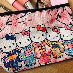 Söt necessär med Hello Kitty! - Söt necessär i canvas med dragkedja och Hello Kitty-motiv. Mått: 15 x 20 cm. Ny!