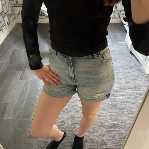 Ljusblå jeansshorts - Säljer dessa ljusblå jeansshorts från H&M💗 Supersköna och passar perfekt till sommaren😍